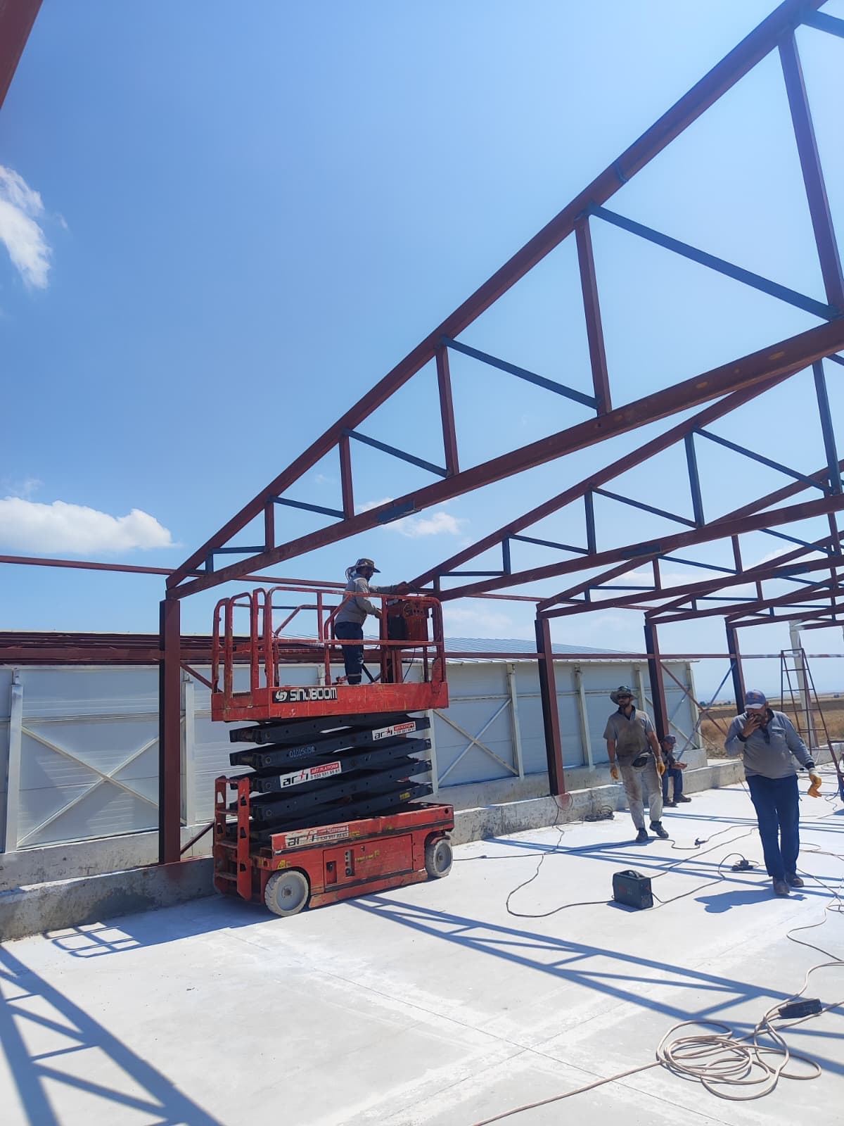 Kemalpaşa ve Torbalı Fabrikalarında Akülü Makaslı ve Eklemli Platform Kiralama saha çalışması