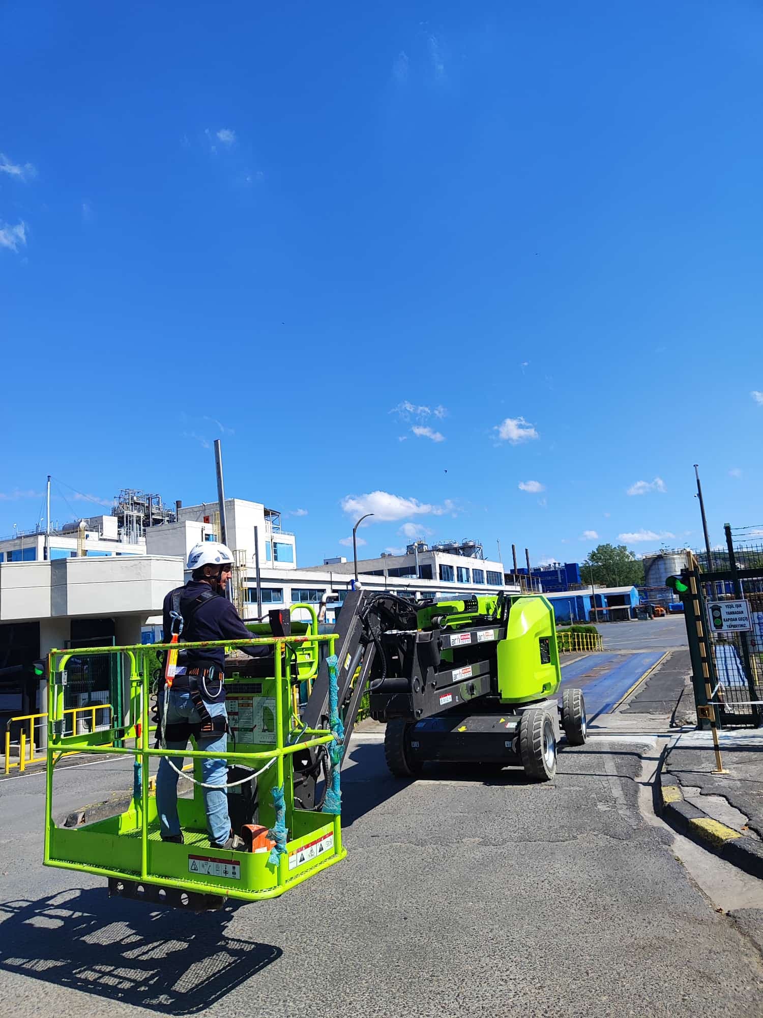 Kemalpaşa ve Torbalı Fabrikalarında Akülü Makaslı ve Eklemli Platform Kiralama saha detayı